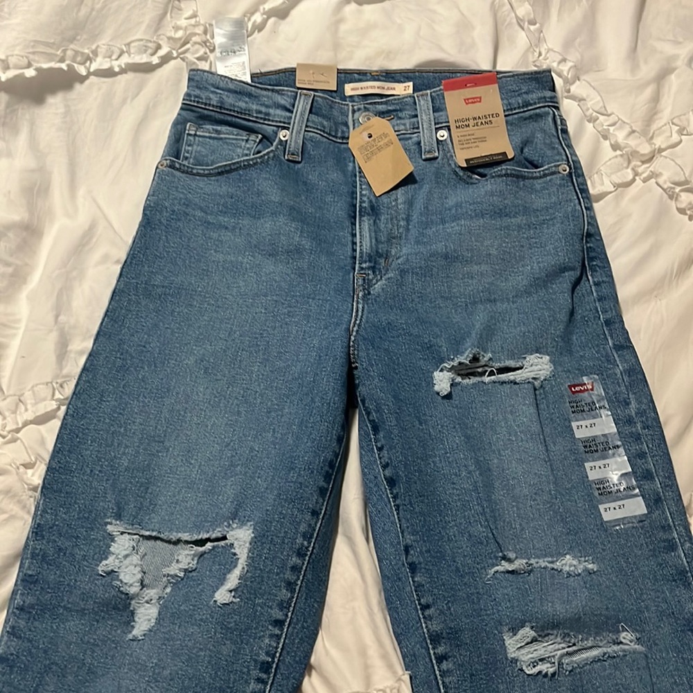 Levi’s high wasted mom jeans new with tags size 27x27